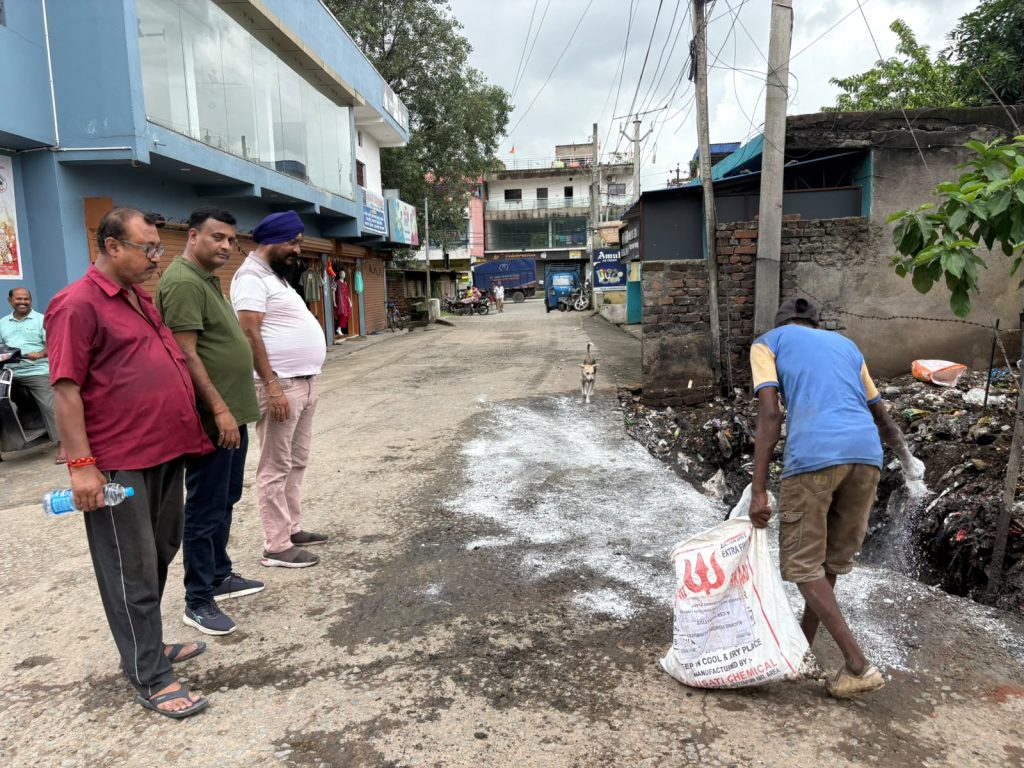 Jamshedpur News: जिप सदस्य डॉ. परितोष सिंह की बड़ी पहल, गोविंदपुर में निजी खर्च पर चलाया महा-सफाई अभियान Zila Parishad Member Dr Paritosh Singh cleanliness drive in Govindpur Jamshedpur
