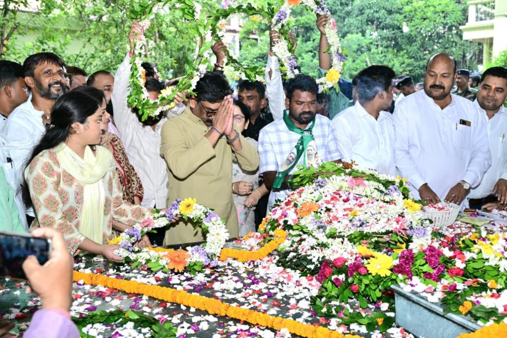 CM Hemant Soren pays tribute to Shaheed Nirmal Mahato at Uliyan Jamshedpur on 39th Shahadat Diwas