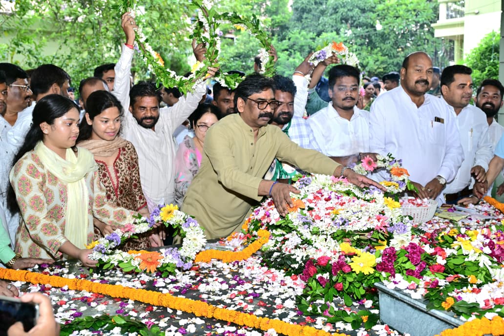 CM Hemant Soren pays tribute to Shaheed Nirmal Mahato at Uliyan Jamshedpur on 39th Shahadat Diwas