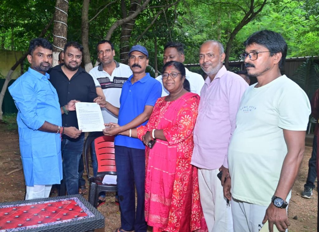 विधायक संजीव सरदार को ज्ञापन सौंपते हुए JMM प्रतिनिधिमंडल