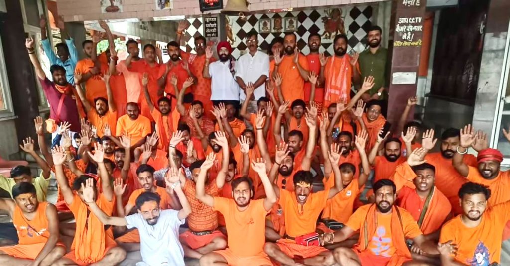 Navyuvak Kanwariya Sangh Tatanagar leaves for Baba Baidyanath Dham Deoghar Amarpreet Singh Kale extends wishes