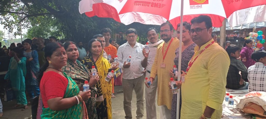 Jamshedpur: महादेव के भक्तों के लिए डाक विभाग बना ‘भागीरथ’! सावन के सोमवार पर मंदिरों में लगाया स्टॉल, 30 रुपये में बांटा गंगोत्री का जल मंदिर प्रांगण में डाक विभाग के स्टॉल से गंगाजल खरीदते श्रद्धालु
