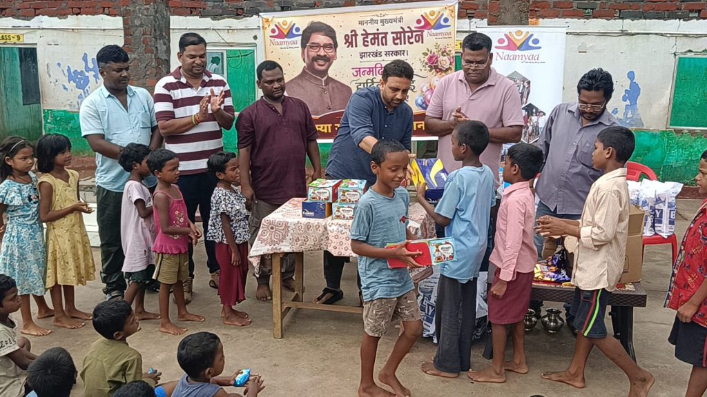 Jamshedpur News :बच्चों के साथ काटा केक, बांटे सैकड़ों ‘स्कूल शूज़’! JMM प्रवक्ता कुणाल षाड़ंगी ने ऐसे मनाया मुख्यमंत्री हेमंत सोरेन का 51वां जन्मदिन Kunal Sarangi celebrates CM Hemant Soren 51st birthday with tribal students in Potka Jamshedpur distributes school shoes