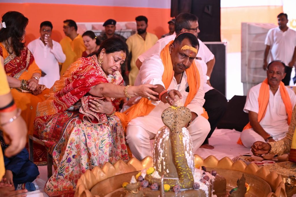 पूर्व मंत्री बन्ना गुप्ता और उनकी पत्नी सुधा गुप्ता द्वारा शिवलिंग का रुद्राभिषेक करते हुए