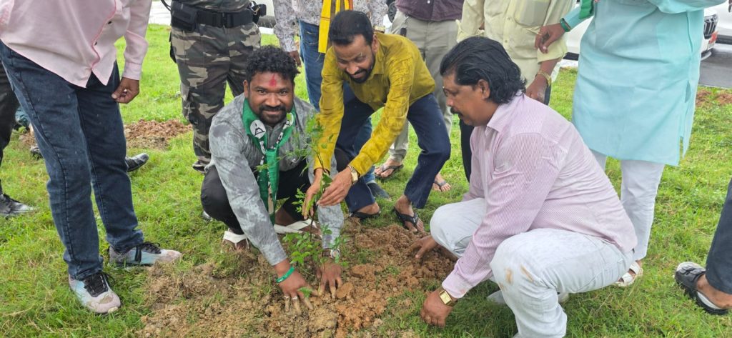 Jamshedpur News: ‘एक पेड़ हेमन्त दा के नाम’, JMM ने सोनारी दोमुहानी में 51 पौधे लगाकर मनाया CM का 51वां जन्मदिन JMM East Singhbhum district committee plants 51 saplings at Sonari Domuhani to celebrate CM Hemant Soren 51st birthday