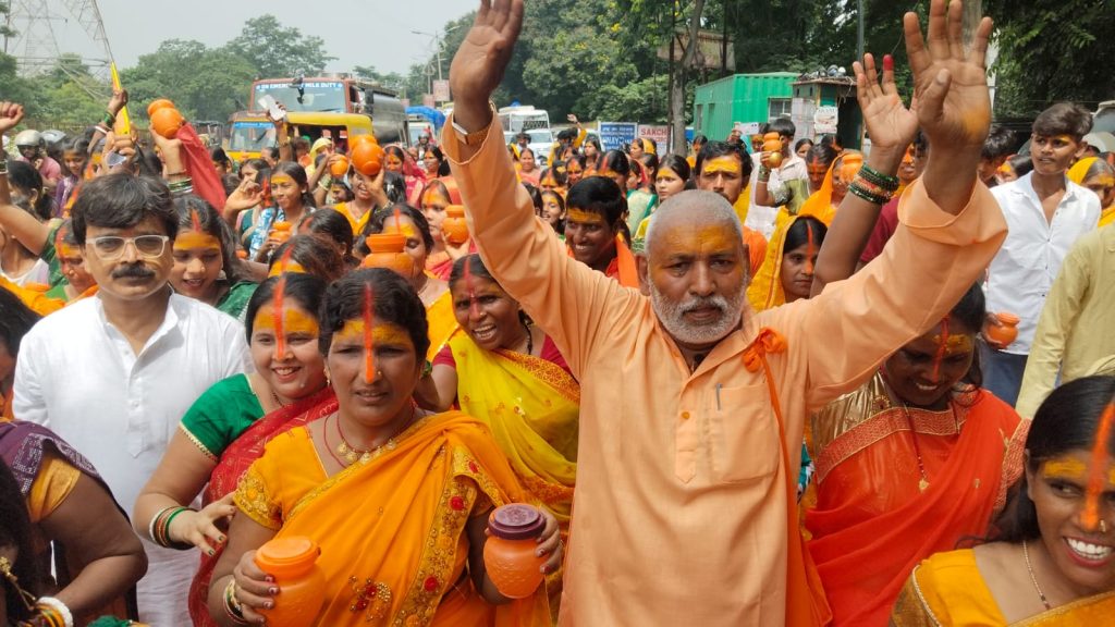 501 devotees perform mass Jalabhishek at Babudih Shiv Hanuman Mandir Jamshedpur on Sawan 2nd Somwari