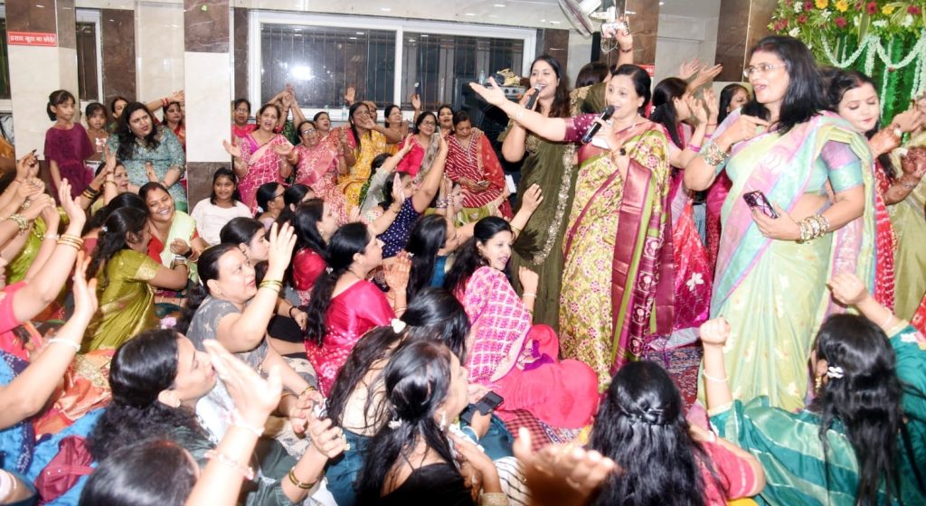 Jamshedpur News: साकची बाजार शिव मंदिर में श्याम बाबा का ‘सिंधारा उत्सव’, भजनों और झूलों के बीच 250 महिलाओं ने की शिरकत