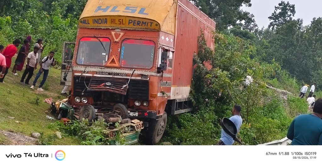 Massive road accident in Latehar Chandwa Lohardaga road container crushes auto and bike 6 people died on the spot