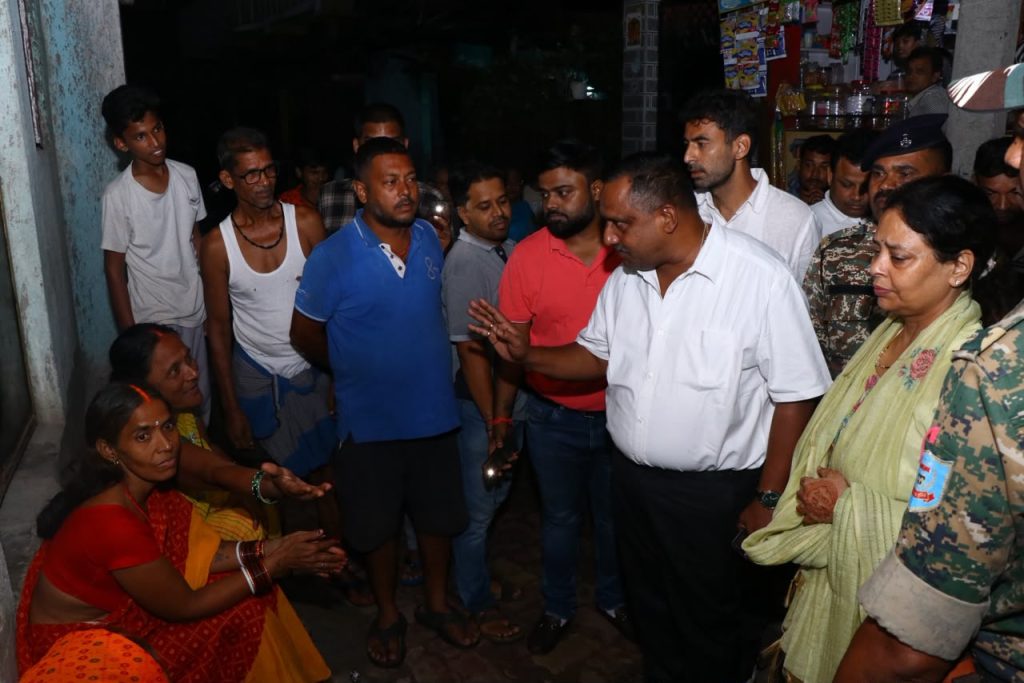 Former Minister Banna Gupta and Mango Mayor Sudha Gupta visit flood affected areas in Mango Jamshedpur to monitor relief work