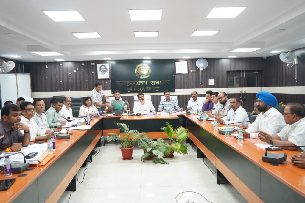 Kolhan Divisional Commissioner Raviranjan Kumar Vikram chairs review meeting on Special Intensive Revision of voter list 2026 in Jamshedpur