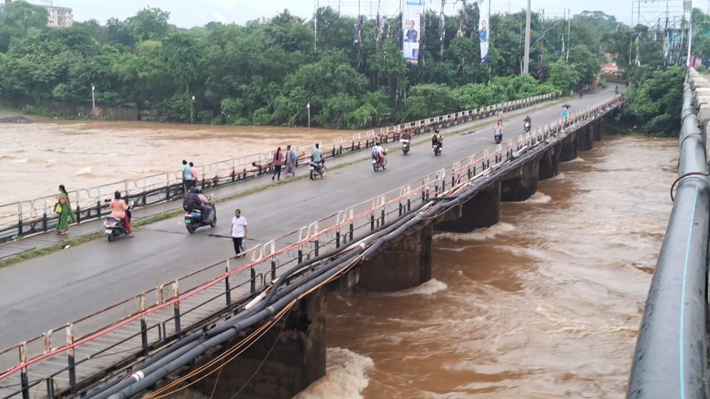 Kharkai river flowing above danger level in Adityapur Jamshedpur flood control cell issues night report