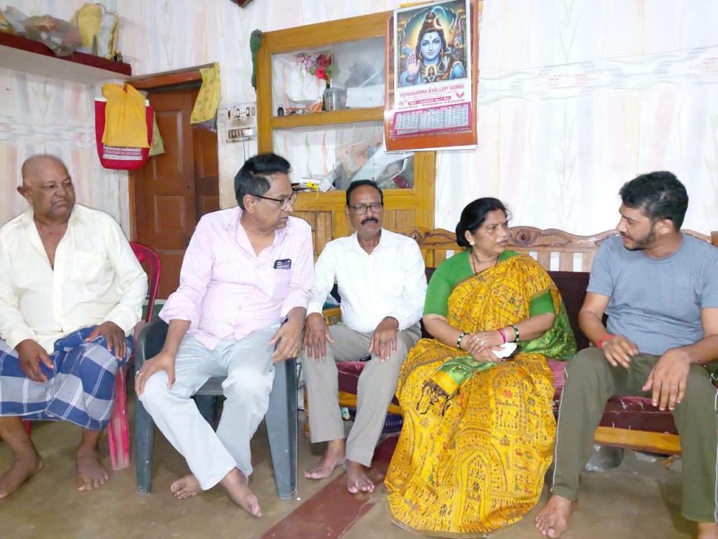 Dr Meera Munda visits injured Zila Parishad member Suraj Mandal condemns attack during Kanwar Yatra in Harina Jamshedpur