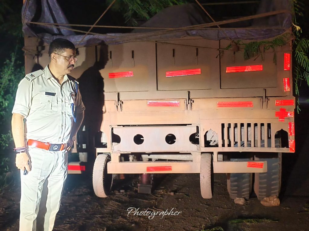Seraikela Kharsawan News :सरायकेला में मुख्य सड़क पर खड़े खराब वाहनों पर प्रशासन की सख्ती, रेडियम और रिफ्लेक्टिव टेप लगाकर रोकी जाएंगी दुर्घटनाएं Seraikela traffic police applies radium and reflective tape on breakdown vehicles parked on main road for road safety