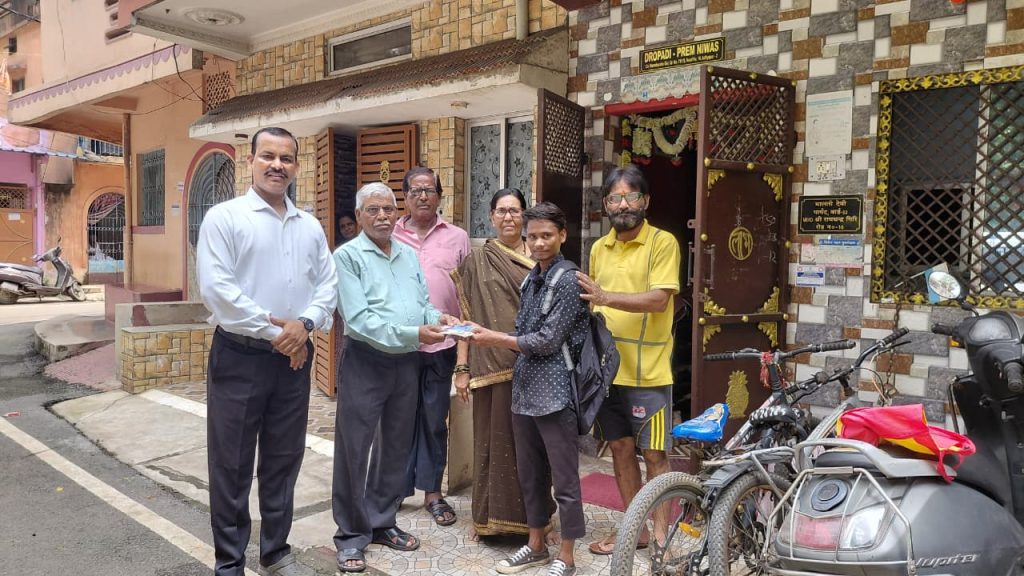 Adityapur NEWS: वार्ड 32 में ईमानदारी की अनूठी मिसाल, राजदेव ठाकुर ने खोए हुए 3000 रुपये और जरूरी कागजात सुरक्षित लौटाए