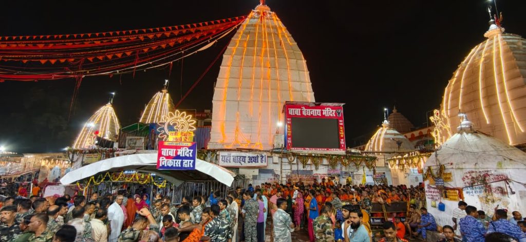 DEOGHAR NEWS:देवघर में राजकीय श्रावणी मेला 2026 के 30वें दिन अहले सुबह शुरू हुआ जलार्पण
