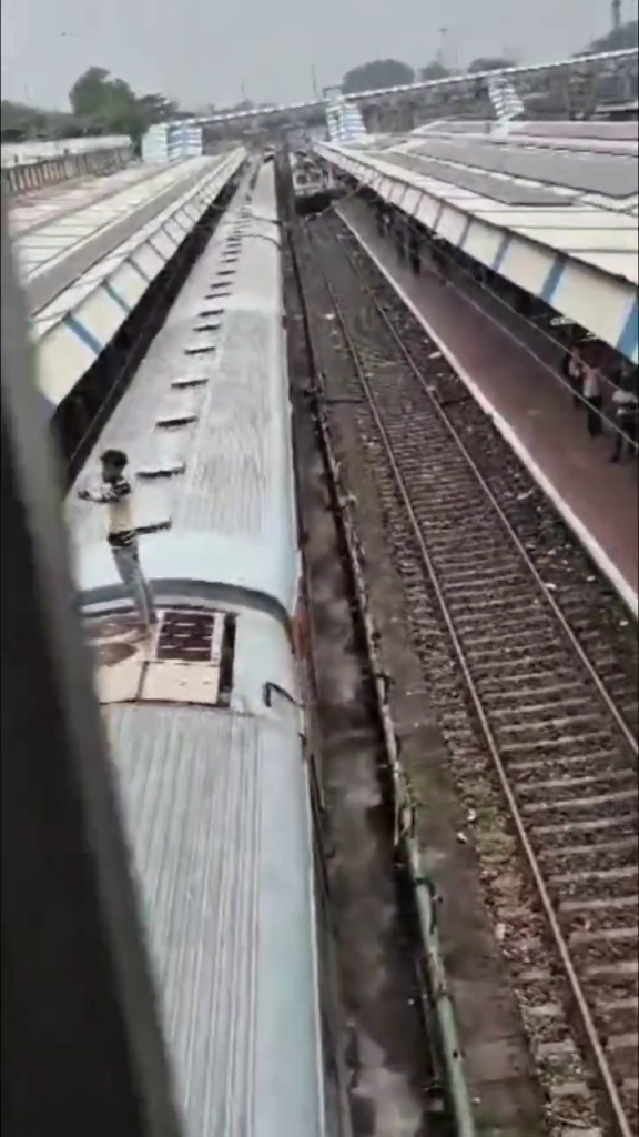 Jamshedpur News: टाटानगर स्टेशन पर बड़ा हादसा, ट्रेन की छत पर टहल रहा युवक हाईटेंशन तार की चपेट में आकर झुलसा
