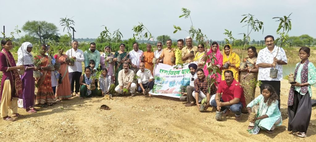 SARAIKELA -KHARSAWA NEWS :हाथीमारा गांव में पर्यावरण संरक्षण के लिए महा पौधारोपण अभियान, कंक्रीट के जंगल पर जताई गई चिंता