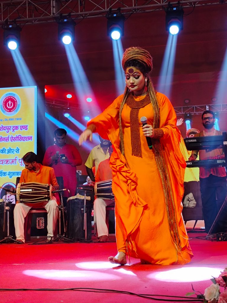 Jamshedpur news:विश्वकर्मा पूजा पर भजन संध्या में उमड़ा आस्था का सैलाब, शहनाज अख्तर के भजनों पर झूमे हजारों श्रद्धालु
