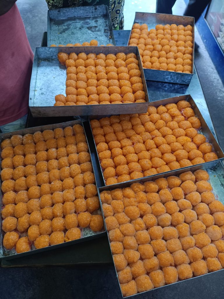 Seraikela Kharsawan News :खाद्य सुरक्षा विभाग की कार्रवाई, गम्हरिया के अजीत होटल में 30 किलो फफूंदयुक्त लड्डू नष्ट