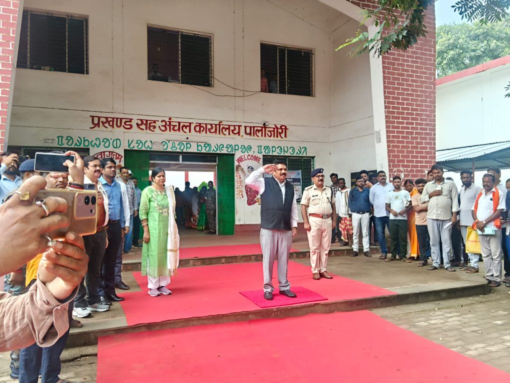 DEOGHAR NEWS :संथाल परगना कमिश्नर शैलेंद्र कुमार लाल ने किया पालोजोरी प्रखंड कार्यालय का औचक निरीक्षण, मतदाता सूची पुनरीक्षण की समीक्षा