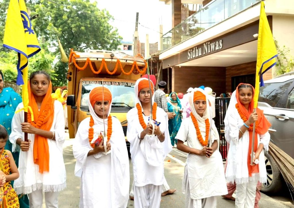JAMSHEDPUR NEWS:बिरसानगर गुरुद्वारा साहिब में सुशोभित हुआ गुरु ग्रंथ साहिब जी महाराज का नया पावन स्वरूप, निकाला गया भव्य नगर कीर्तन