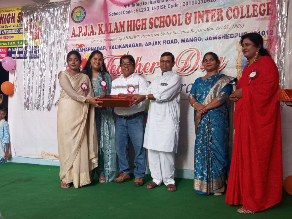Jamshedpur NEWS: एपीआर नायर की याद में 16 छात्राओं को मिली स्कॉलरशिप, सालभर की पढ़ाई का खर्च उठाएगी योजना
