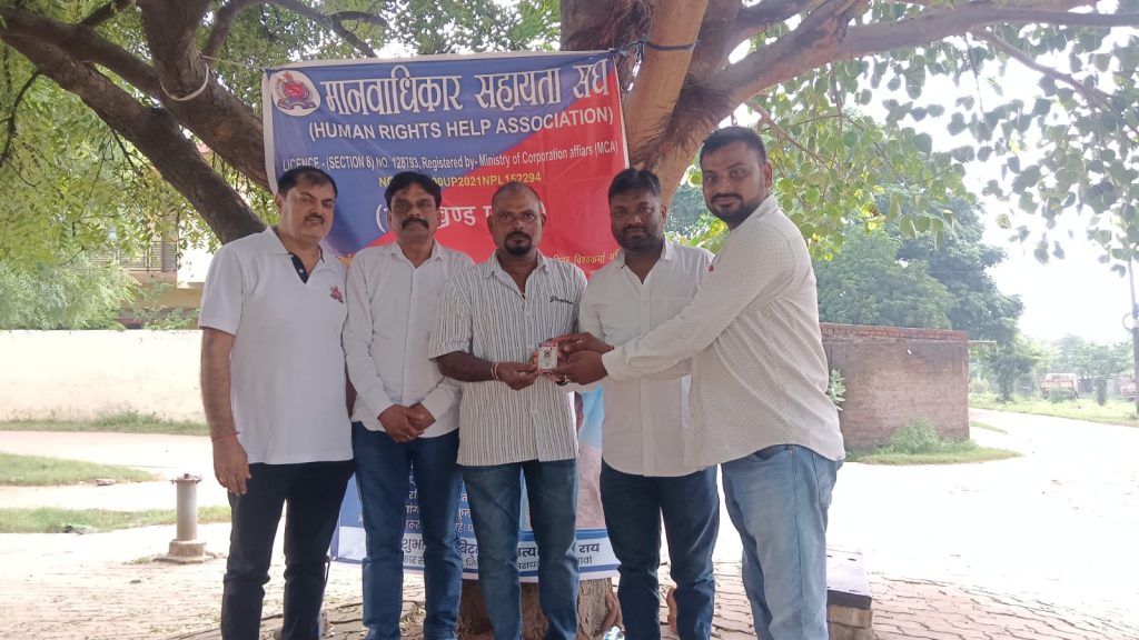 ADITYAPUR NEWS :मानवाधिकार सहायता संघ ने चलाया जन जागरूकता अभियान, सक्रिय सदस्यों को वितरित किए आई कार्ड