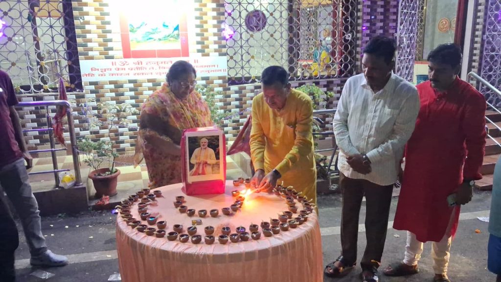JAMSHEDPUR NEWS :पीएम मोदी के जन्मदिन पर बिष्टुपुर महावीर मंदिर में जले दीप, दिनेशानंद गोस्वामी ने किया शुभारंभ