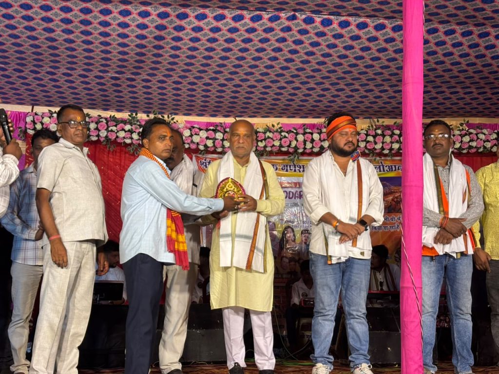 SARAIKELA NEWS :गणेश पूजा महोत्सव में ‘मिलन पोद्दार नाइट’ की धूम, जटाशंकर पांडेय बोले- संस्कृति से जुड़ती है नई पीढ़ी