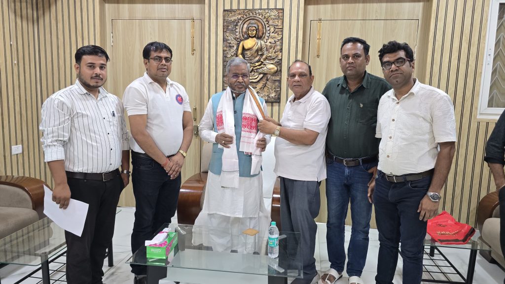 JAMSHEDPUR NEWS : आवश्यकता आधारित शिक्षकों ने बाबूलाल मरांडी से की मुलाकात, सेवा नियमित करने और DA देने की मांग