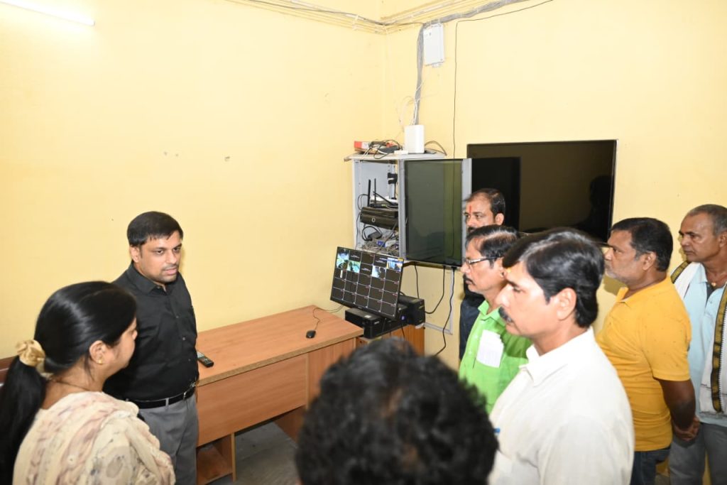 DEOGHAR NEWS: उपायुक्त ने कल्याणपुर स्थित वेयर हाउस का किया निरीक्षण, सुरक्षा व्यवस्था का लिया जायजा