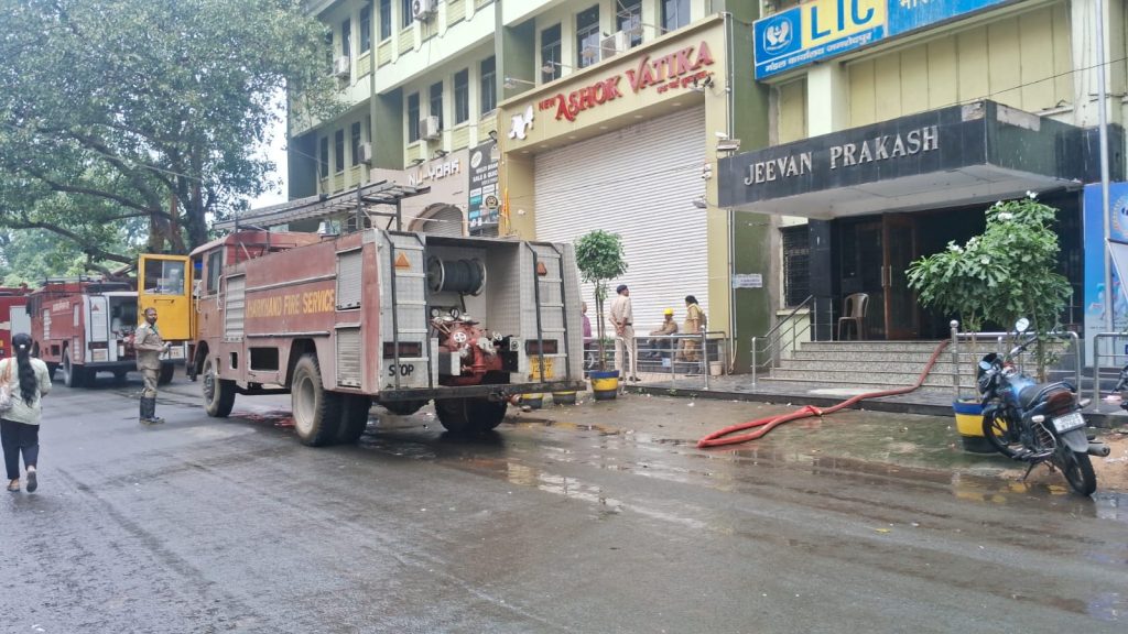 JAMSHEDPUR NEWS: बिष्टुपुर स्थित LIC भवन में भीषण आग, सुबह तक मशक्कत के बाद पाया गया काबू