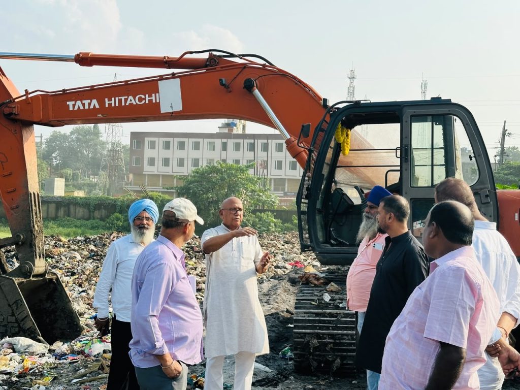 JAMSHEDPUR NEWS :वसुंधरा एस्टेट और स्वर्णरेखा फ्लैट के लोगों की शिकायत पर मौके पर पहुंचे सरयू राय