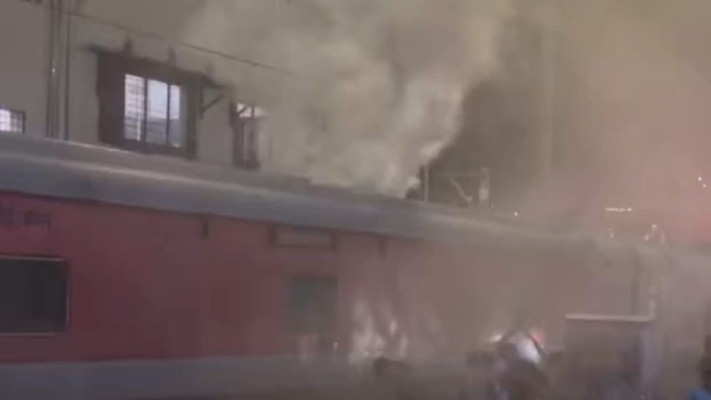 Train Fire Incident :CSMT यार्ड में मुंबई-हावड़ा दुरंतो एक्सप्रेस की पैंट्री कार में लगी आग, कोई यात्री नहीं था मौजूद फोटो क्रेडिट: सोशल मीडिया