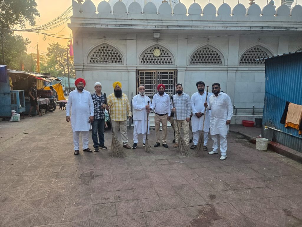 JAMSHEDPUR NEWS: अल्पसंख्यक मोर्चा ने बिष्टुपुर चुना शाह बाबा मजार पर चलाया स्वच्छता अभियान