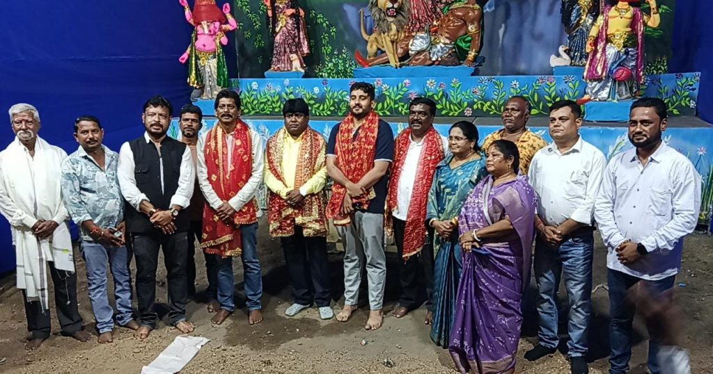 ADITYAPUR DURGA PUJA 2026: आदित्यपुर फुटबॉल मैदान में दिखेगी दार्जिलिंग की झलक, मेयर संजय सरदार ने किया भव्य पूजा पंडाल का उद्घाटन