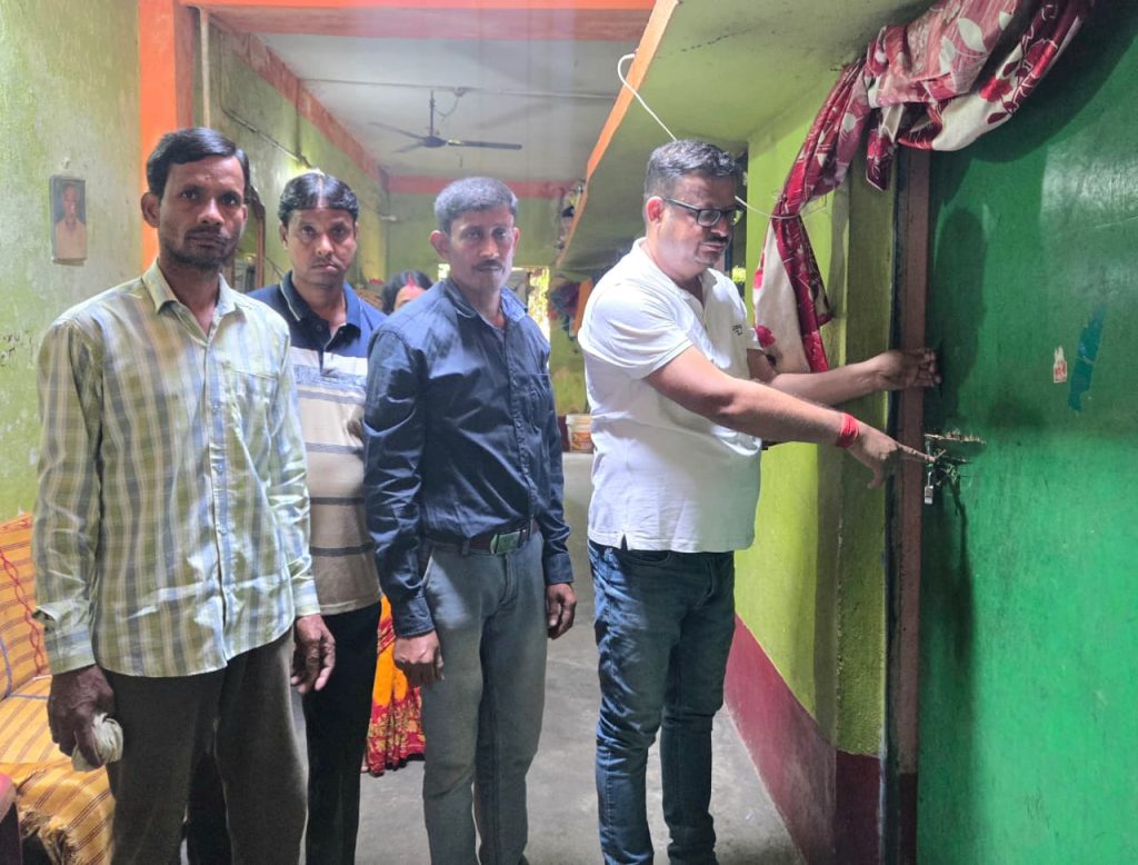 JAMSHEDPUR NEWS: दुर्गा पूजा घूमने गया था परिवार, मानगो में चोरों ने बंद घर से उड़ाए ₹12 लाख के गहने और ₹1.50 लाख नकद