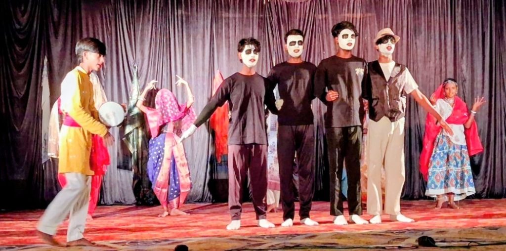 JAMSHEDPUR NEWS :आगरा में चमका जमशेदपुर का ‘गीता थिएटर’: नाटक ‘म्यूजियम ऑफ स्पीशीज इन डेंजर’ का सफल मंचन, निर्देशक प्रेम दीक्षित को मिला ‘स्वामी विवेकानंद सम्मान’