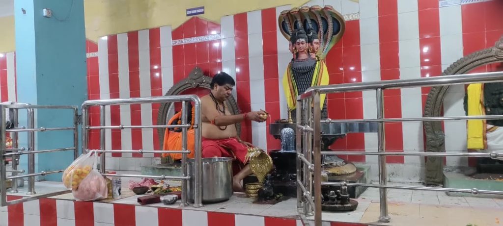 JAMSHEDPUR NEWS: श्री शरद पूर्णिमा पर श्री राम पादुका आश्रम में भगवान शिव का अन्नाभिषेक
