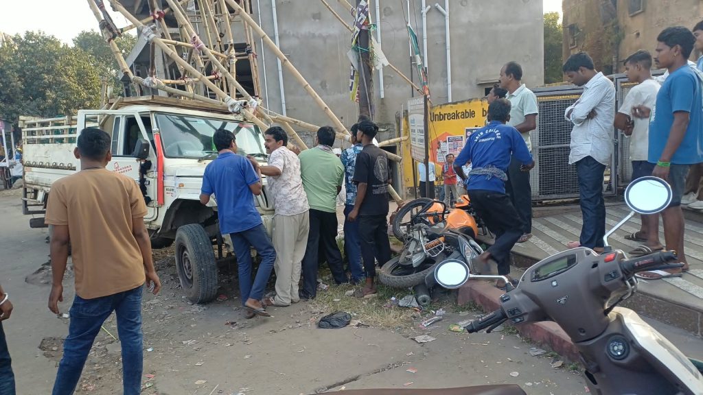 ADITYAPUR NEWS: आदित्यपुर में बेकाबू पिकअप वैन ने दुर्गा पूजा पंडाल के गेट को मारी टक्कर, बाइक क्षतिग्रस्त, बड़ा हादसा टला