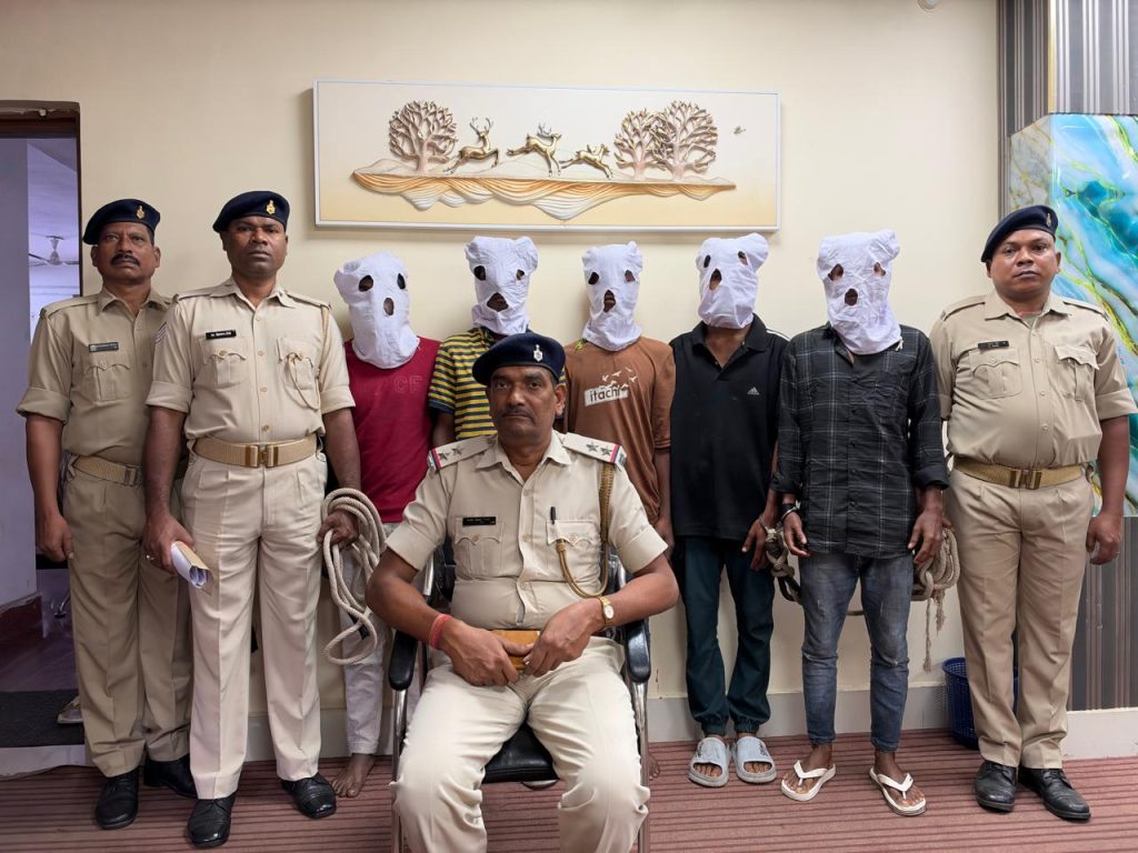 ADITYAPUR NEWS: रंगदारी के मामले में पांच आरोपी गिरफ्तार, पुलिस का दावा—बचने के लिए रची जानलेवा हमले की झूठी कहानी