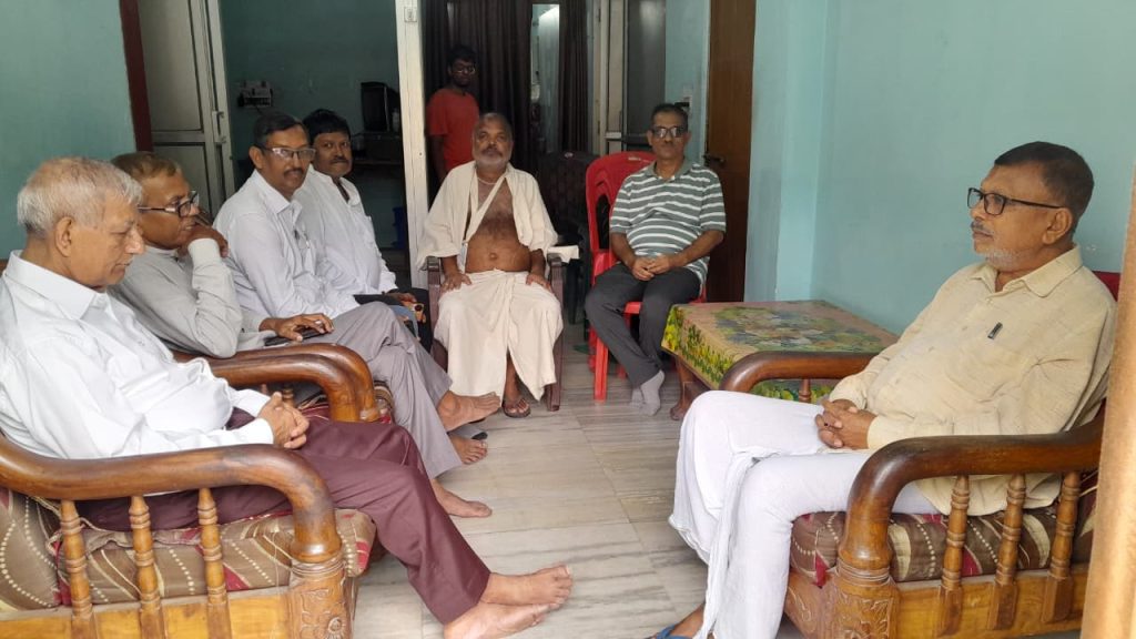 ADITYAPUR NEWS: अधिवक्ता ओम प्रकाश की मां उर्मिला देवी के निधन पर शोक, पूर्व आयुक्त मोहन लाल राय ने घर पहुंचकर दी श्रद्धांजलि